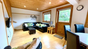 Spacious Primrose Lodge for 6 with Hot Tub at a Spa Resort